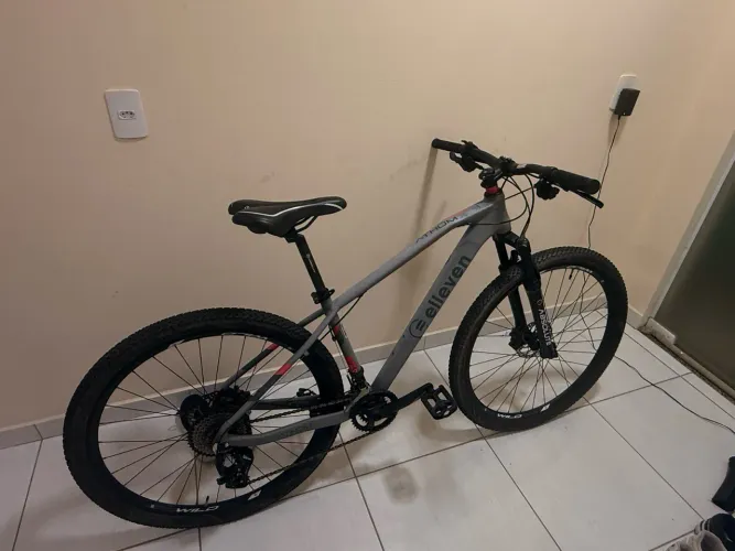 Bicicleta Elleven Athom Aro 29  C/ Trava de suspensão. 