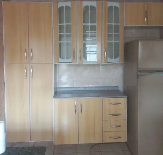 Armario de cozinha grande com Gavetas e portas de vidro. Ótimo estado