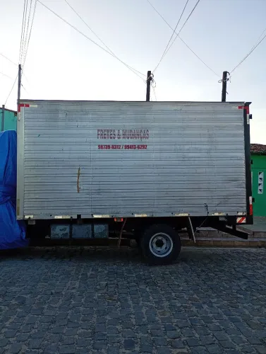 Vendo um caminhão baú um 7110s turbinado com direção o baú 4.50 pó 2.20