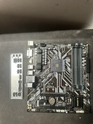 Placa mãe b450m gigabyte funcionando perfeitamente