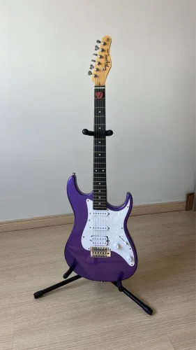 Guitarra Roxa + suporte + palheta