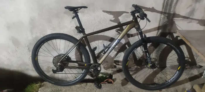 bike rava 12x, aro 19 com tubless e cubos com rolamentos!