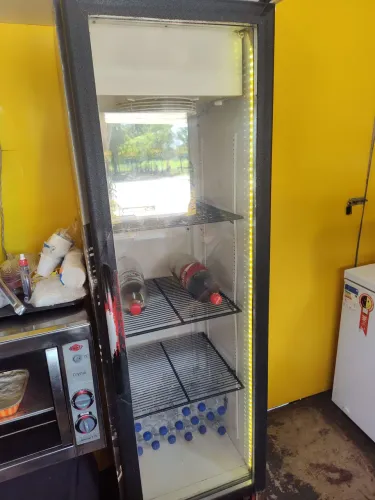 Vende-se Geladeira Expositora 220v !!