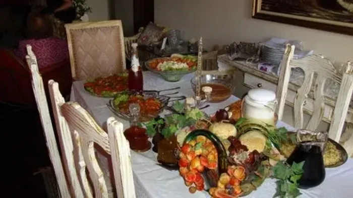 VENDO SALA DE JANTAR,6 CADEIRAS E UM APARADOR COM GAVETAS,MADEIRA MAÇIÇA EM PATINA -