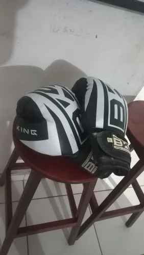 Par de luvas de boxe.