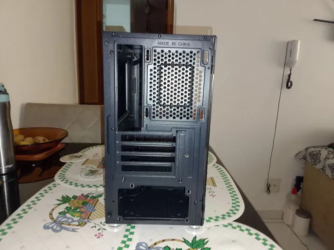 Gabinete com lateral de vidro