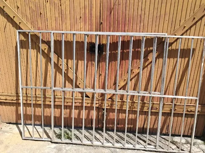 Grade em aluminio medindo 1,47 X 1,17,tenho 2 peças iguais em estado de uso.
