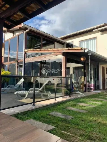 Residência com 4 quartos, hidromassagem, churrasqueira e piscina