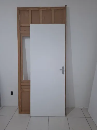 VENDO PORTA INTERNA DE ANGELIM COM DOBRADIÇAS E FECHADURA