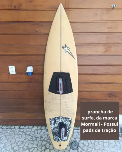  prancha de surfe, da marca Mormaii - Possui pads de tração