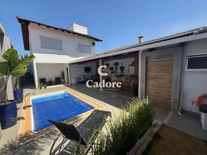 Linda casa de 2 andares no Roosevelt com 4/4 sendo 3 suítes, armários e closet