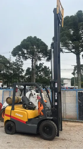Empilhadeira TCM 2,5 ton