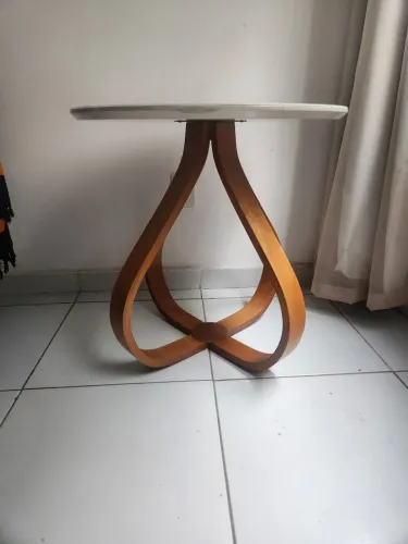 Mesa lateral em laca - Estilo cebola