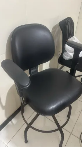 Bancada alta em couro e preto
