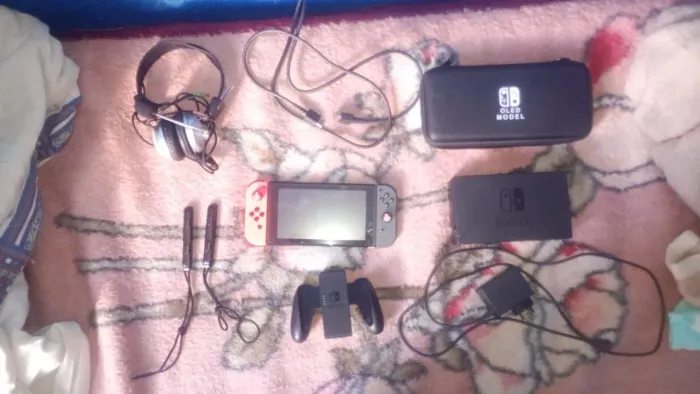 Vende-se Nintendo switch v2 desbloqueado completo com case, película,fone e grips do mario