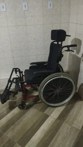 Cadeira de rodas hospitalar usada