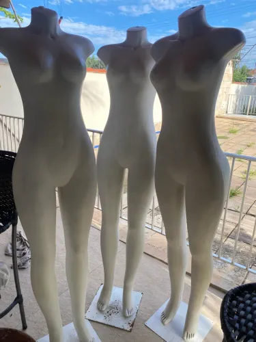 Três manequins sem cabeças promoção até amanhã 250,00 chama no sAP
