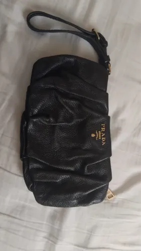 Bolsa de mão modelo Clutch Wristlet Prada Nappa Gaufre