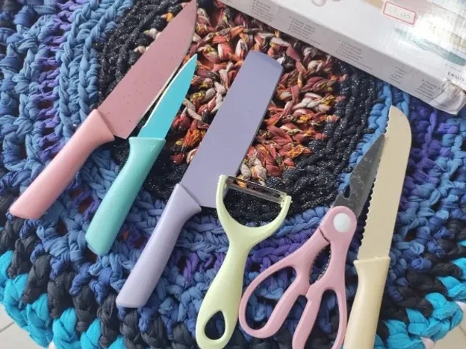 Kit Cozinha 6 Peças Facas, Tesoura e Descascador em um Só Conjunto