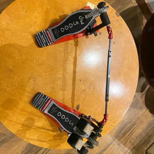 Pedal duplo Dw 5000 usado  em excelente estado. Sem bag