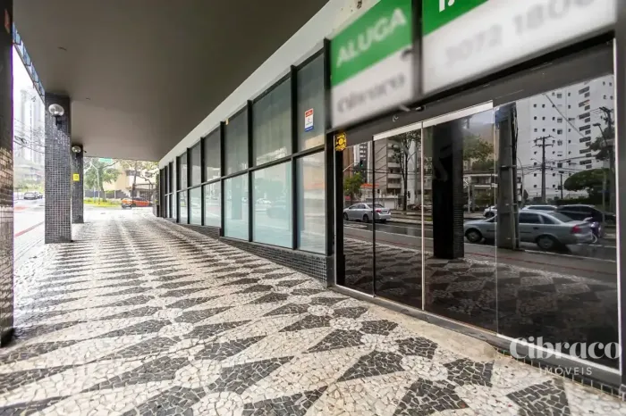 Loja no Água Verde de 1.800 m²