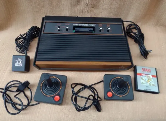 Atari Americano Frente Marrom Madeira 2 Controles 1 Jogo