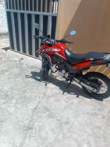 Moto XRE vermelha 