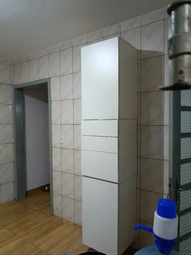 Armário com três módulos componíveis ,portas e gaveteiro
