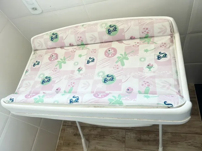 Banheira Bebê Burigotto com Suporte e Trocador - Estado de Nova!