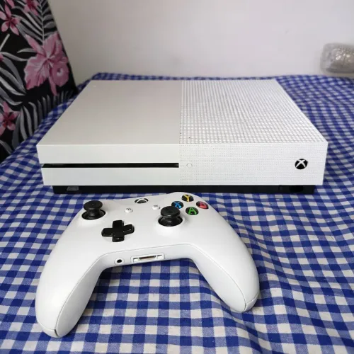 Xbox One S branco