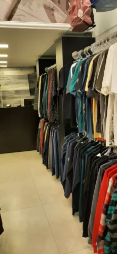 Estoque de Camisetas e moletons
