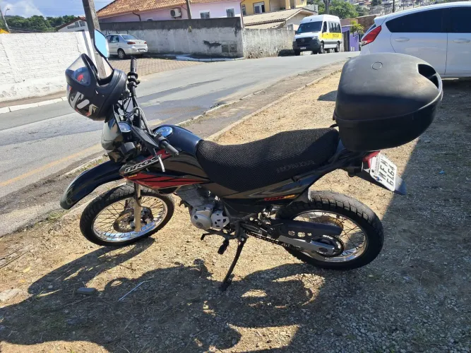Bross pneu traseiro novo , moto filé , bem cuidada , motor bom , não fuma ,não bate.