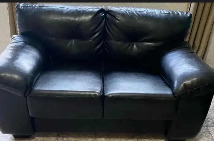 Vendo Sofá 02 Lugares 100% Poliéster. Pagamento em dinheiro ou Pix