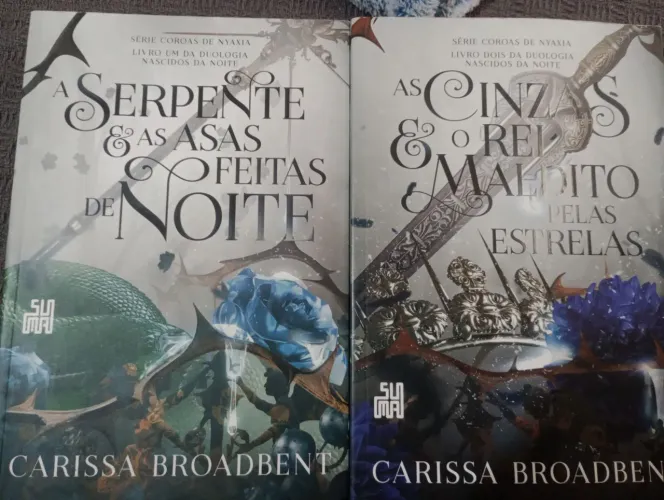 Livros: A Serpente e as Asas feitas de Noite; As Cinzas e o Rei Maldito pelas Estrelas