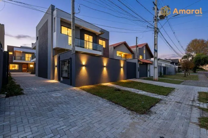 Sobrado com 3 dormitórios à venda, 112 m² por R$ 720.000,00 - Novo Mundo - Curitiba/PR
