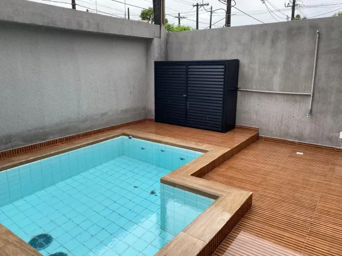 Vende-se casa em village com 2 quartos no Marapé, Santos-SP. Piscina