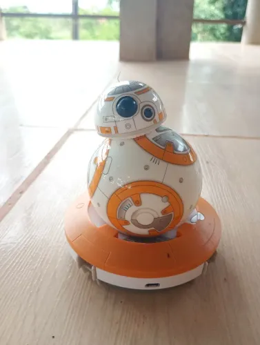 O item é um robô Sphero BB-8 da coleção Star Wars.
