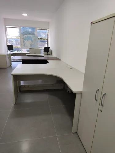 Vendo sala reformada e mobiliada, pronta para iniciar os trabalho