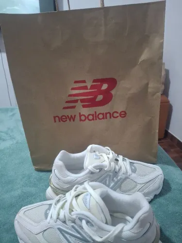 Vendo 1 tênis new balance 9060 original número 24cm ele e importado nao serviu no meu pé