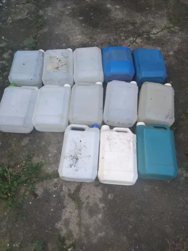 Vendo galão de 5 litros tem 13 galão