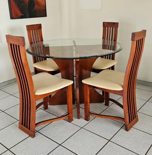 Conjunto de mesa e cadeiras de jantar de madeira