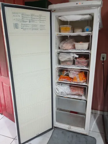 Freezer vertical sime novo faço entrega