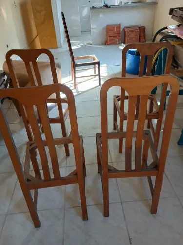 Vendo quatro cadeiras para reformar, só falta o acento 