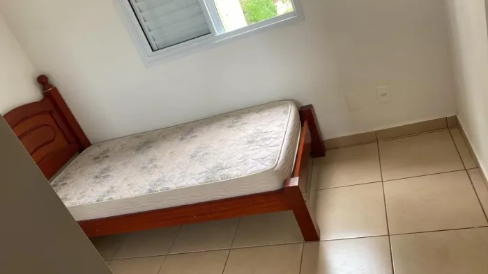 Cama de solteiro de madeira 