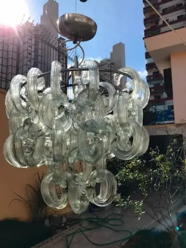 Lustre de vidro. Diâmetro de 0,45 x altura 0,50 m. Tem 30 argolas.