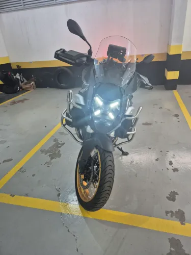 Super nova, nunca rodou na terra, revisões na autorizada, Super equipada