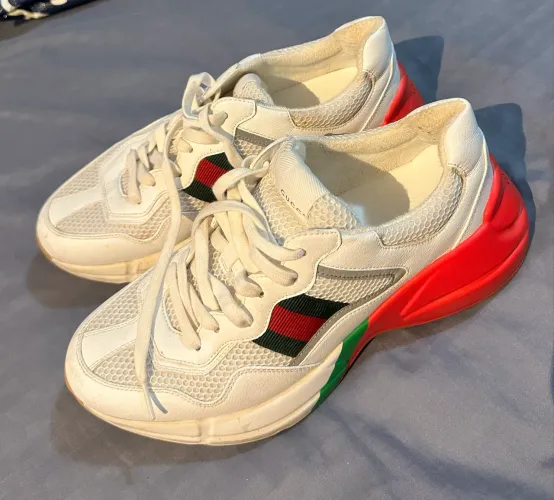 Tênis Gucci Rhyton em couro branco com detalhe em malha e faixa web