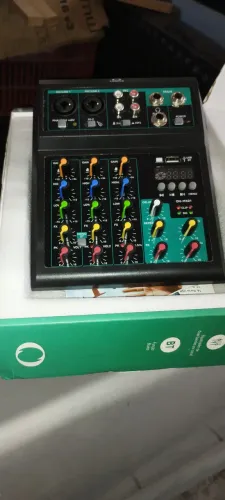 Mesa de som 4 canais 