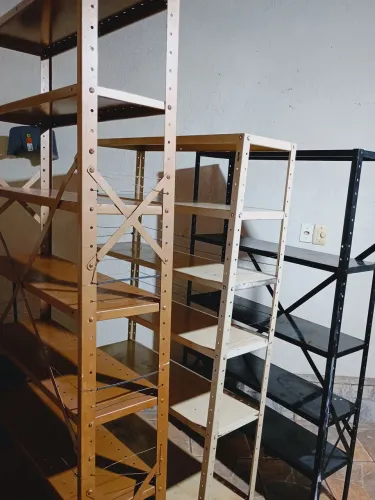 Prateleiras de aço