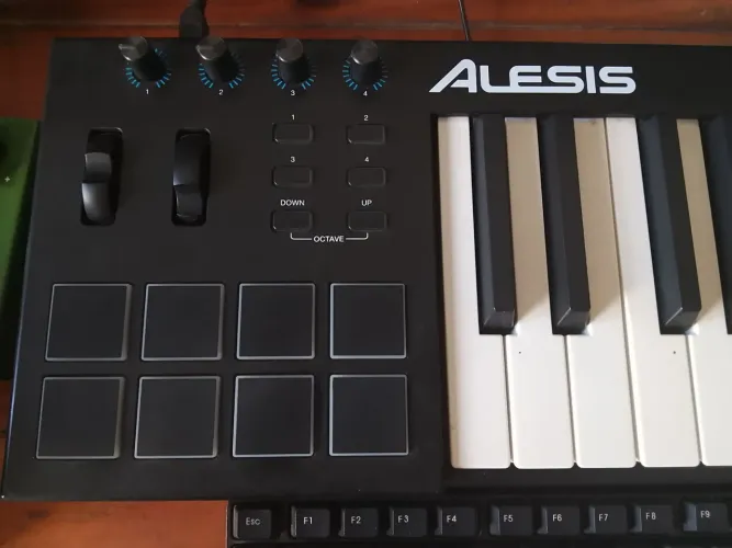 Teclado controlador Alesis V25 midi